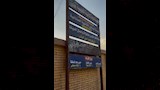 لافتة أمام المدرسة حذف منها موعد التسليم