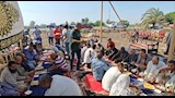محافظ المنيا يشارك مزارعي البطاطس الإفطار (4)
