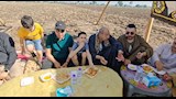 محافظ المنيا يشارك مزارعي البطاطس الإفطار (1)