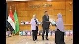 محافظ القليوبية يسلّم المستلزمات المدرسية للأسر الأولى بالرعاية (4)