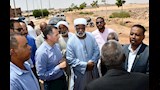 محافظ أسوان يتفقد مع الاهالى موقع المقابر