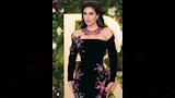المخمل الأسود يضفي لمسة فاخرة على إطلالة ياسمين.