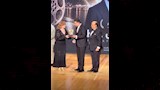 إلهام شاهين تهدي جائزة التكريم للفنان مصطفى خاطر