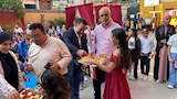 جانب من توزيع الشيكولاتة 