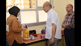 المحافظ يسامع لشرح احدى المعلمات عن الانشطة الطلابية 