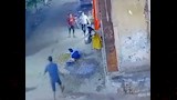 "شقيقها قتل أبناءه الثلاثة".. ماذا قال جيران سيدة الاعتداء بـ"الطشت" في المنيا؟