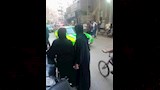 تجمع الأهالي أمام المسجد