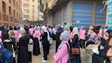 حرص طالبات على التواجد امام مدستهن 