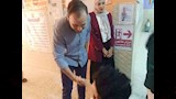 اب يطمأن طفلته 