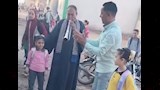 أب يزف ابنته حتى باب المدرسة (4)