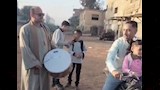 أب يزف ابنته حتى باب المدرسة (3)