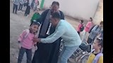 أب يزف ابنته حتى باب المدرسة (5)