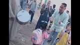 أب يزف ابنته حتى باب المدرسة (1)