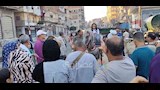 الطفلة تمتطي الحصان