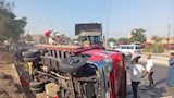 انقلاب "جامبو" مُحملة بالكرات.. تفاصيل تصادم 3 سيارات في القليوبية (صور)