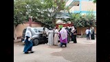 أولياء أمور القليوبية ينتظرون أبناءهم أمام المدارس في أول يوم دراسة (1)