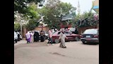 أولياء أمور القليوبية ينتظرون أبناءهم أمام المدارس في أول يوم دراسة (4)