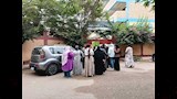 أولياء أمور القليوبية ينتظرون أبناءهم أمام المدارس في أول يوم دراسة (3)