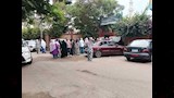 أولياء أمور القليوبية ينتظرون أبناءهم أمام المدارس في أول يوم دراسة (6)