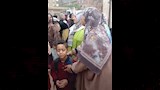 مديرة المدرسة تتابع دخول الطلاب وتوجه ولية أمر بالاهتمام بالمظهر العام (8)