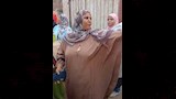 مديرة المدرسة تتابع دخول الطلاب وتوجه ولية أمر بالاهتمام بالمظهر العام (6)