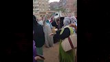 مديرة المدرسة تتابع دخول الطلاب وتوجه ولية أمر بالاهتمام بالمظهر العام (4)