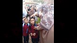 مديرة المدرسة تتابع دخول الطلاب وتوجه ولية أمر بالاهتمام بالمظهر العام (1)