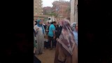 مديرة المدرسة تتابع دخول الطلاب وتوجه ولية أمر بالاهتمام بالمظهر العام (7)