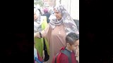 مديرة المدرسة تتابع دخول الطلاب وتوجه ولية أمر بالاهتمام بالمظهر العام (2)