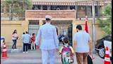 رجال الشرطة يساعدون الطلاب في عبور الشارع بالأقصر (5)