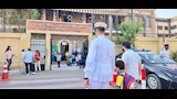 رجال الشرطة يساعدون الطلاب في عبور الشارع بالأقصر (2)