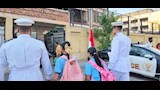 رجال الشرطة يساعدون الطلاب في عبور الشارع بالأقصر (4)