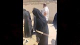 الأسرة تقرا الفاتحة للطفل بعد دفنه 