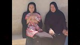 صدمة وذهول الأم والجدة بعد دفن الصغير 