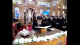 أهالي المنيا يستقبلون البابا تواضروس بالورود واللافتات