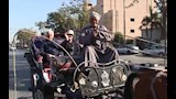 السياح يستمتعون برحلات الحنطور