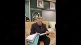 اشرف عبدالغفور  ممسكا بكتاب كبير
