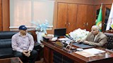 أصيب بـ 17 غرزة.. وكيل تعليم الدقهلية يكرم مدير مدرسة ميت غمر المعتدى عليه