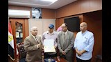 وكيل تعليم الدقهلية يكرم مدير مدرسة ميت الفرماوي بعد الاعتداء عليه