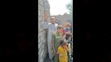أحد المتضررين وابنائه