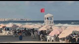 لسه الصيف مكمل.. تعرف على ألوان الرايات بشواطئ الإسكندرية -صور