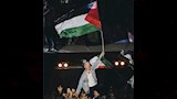 ماكليمور يحمل العلم الفلسطيني_18