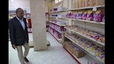 محافظ السويس يتابع توفر المعورض من السلع 