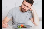 الشبع سريعًا بعد تناول الطعام- هل يكشف عن مشكلة بالمعدة؟