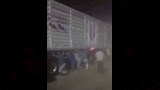 أهالي يرفعون تريلا بأيديهم قبل وقوع كارثة (2)