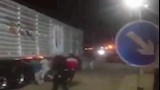أهالي يرفعون تريلا بأيديهم قبل وقوع كارثة (1)