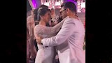 كريم الحسيني يرقص مع شقيقته احتفالا بزفافها