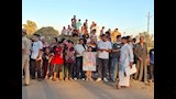 أهالي الفشن يصطفون على الطريق لاستقبال البابا تواضروس (1)