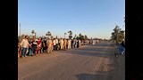 أهالي الفشن يصطفون على الطريق لاستقبال البابا تواضروس (3)