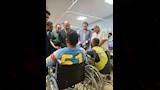 المحافظ يتحدث الى احد المصابين 